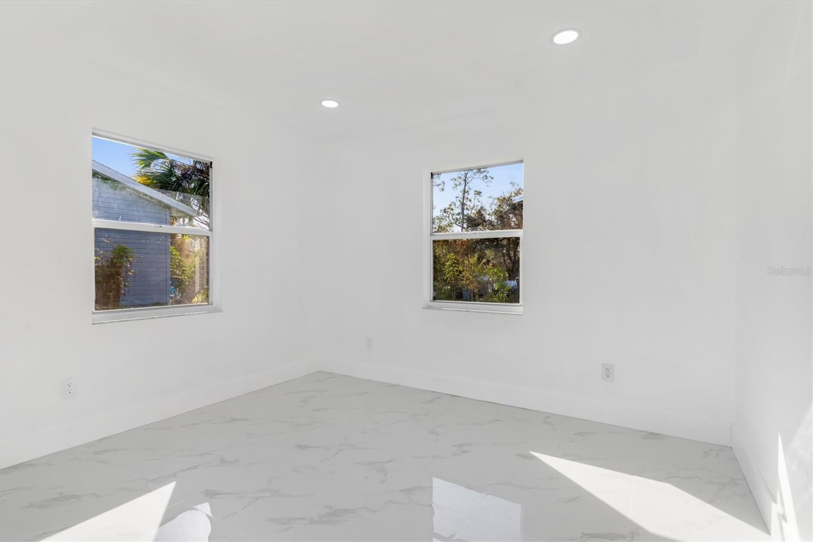 Listing photo id 19 for 18289 Eblis Avenue