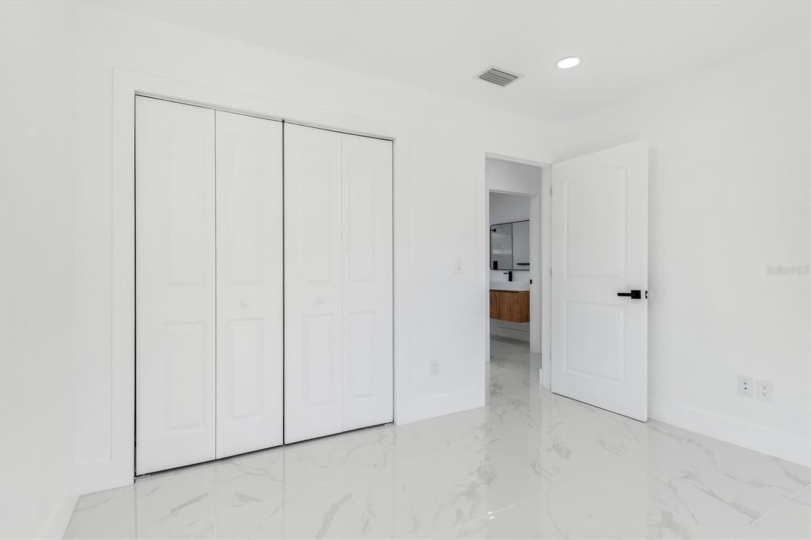 Listing photo id 22 for 18289 Eblis Avenue