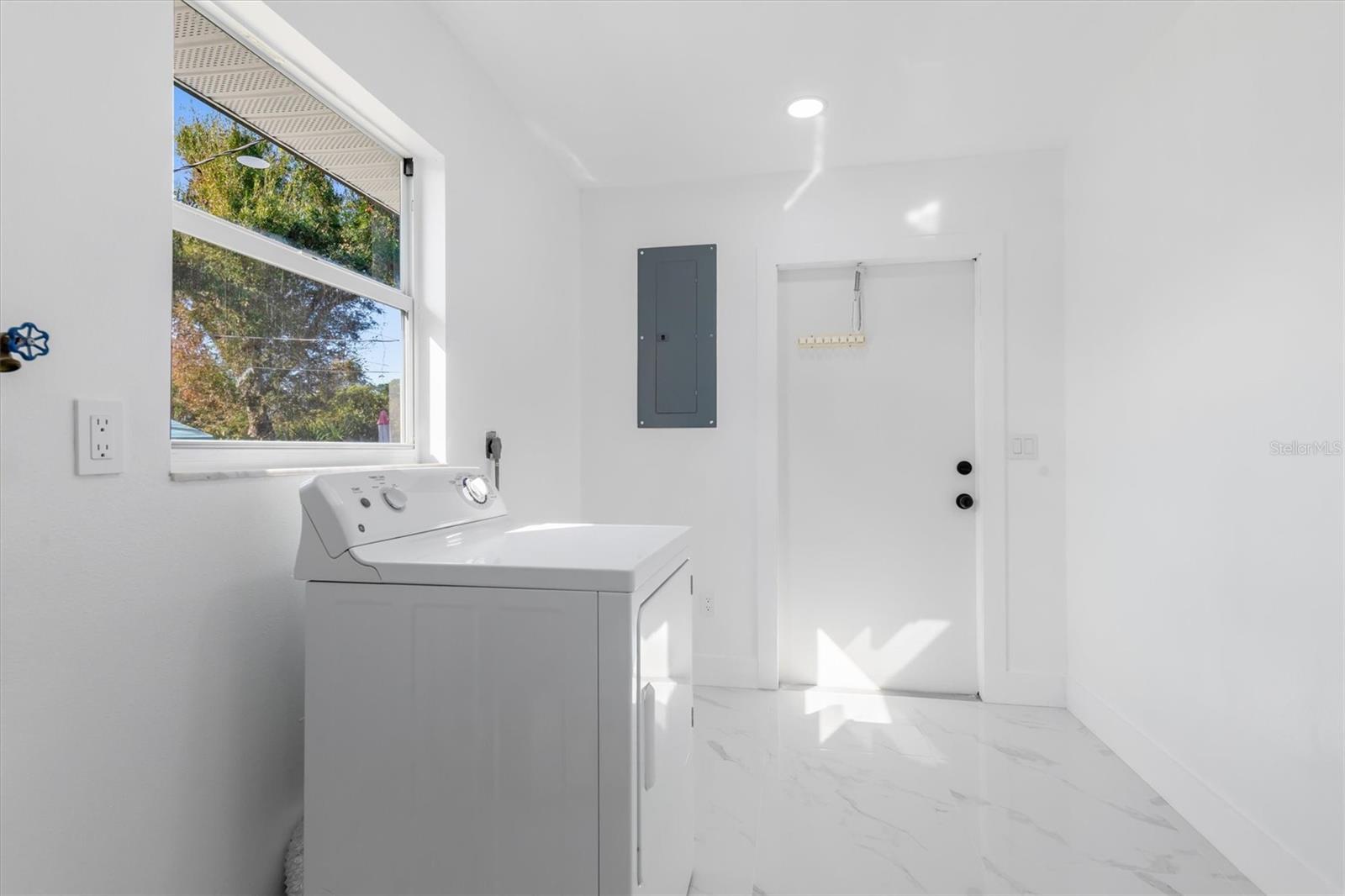 Listing photo id 23 for 18289 Eblis Avenue