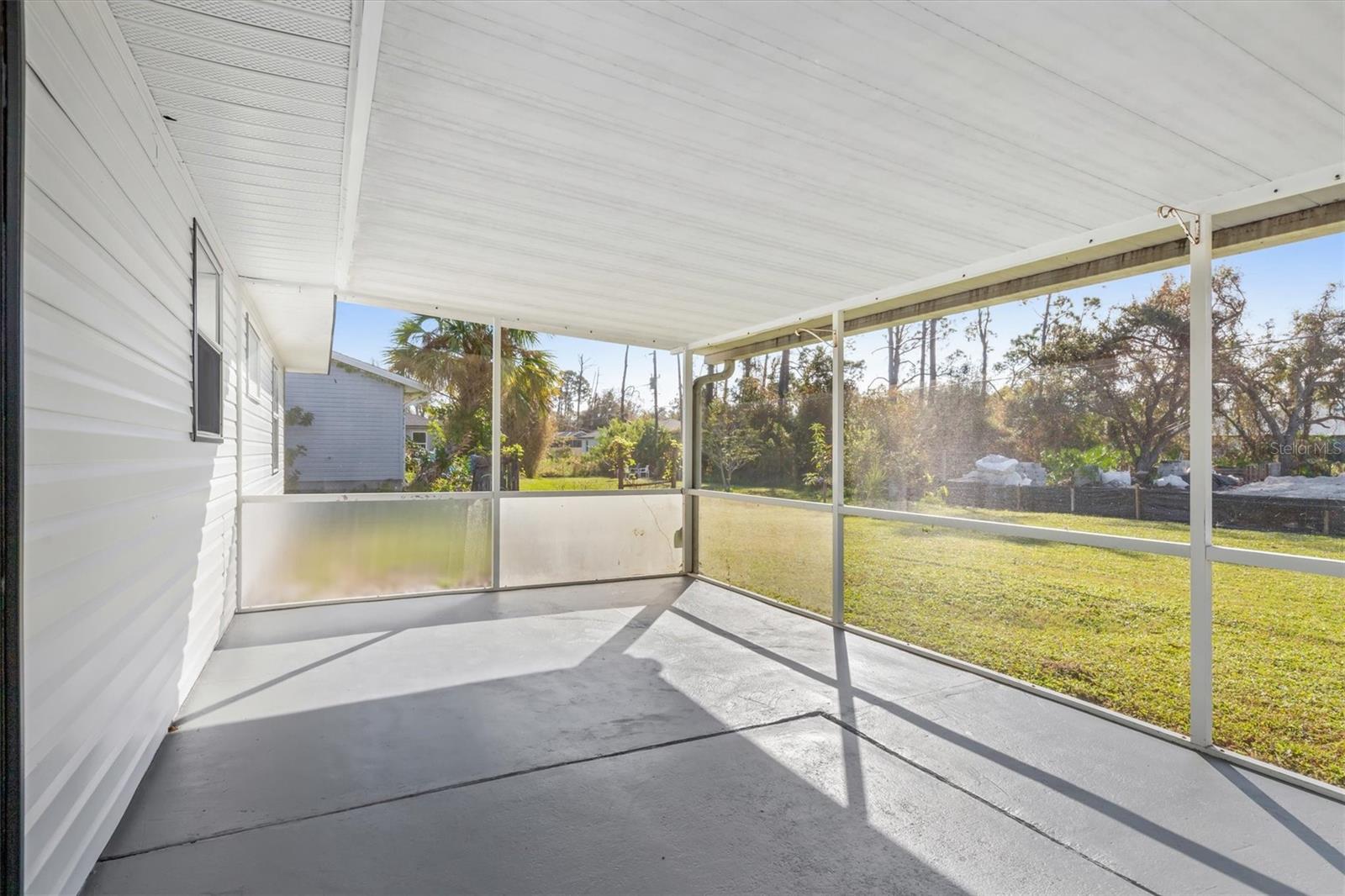 Listing photo id 25 for 18289 Eblis Avenue