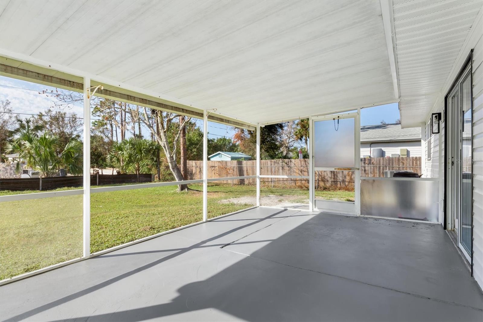 Listing photo id 26 for 18289 Eblis Avenue