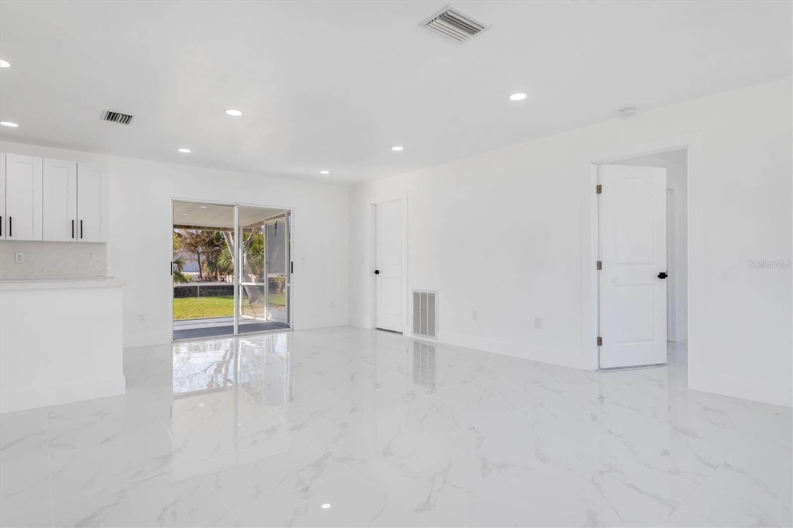 Listing photo id 1 for 18289 Eblis Avenue