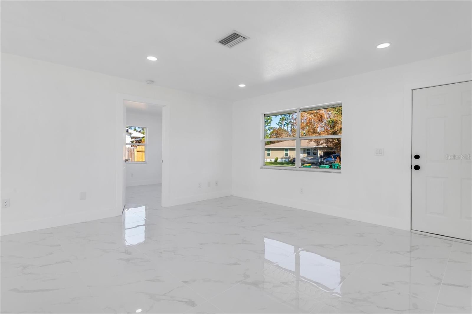 Listing photo id 4 for 18289 Eblis Avenue