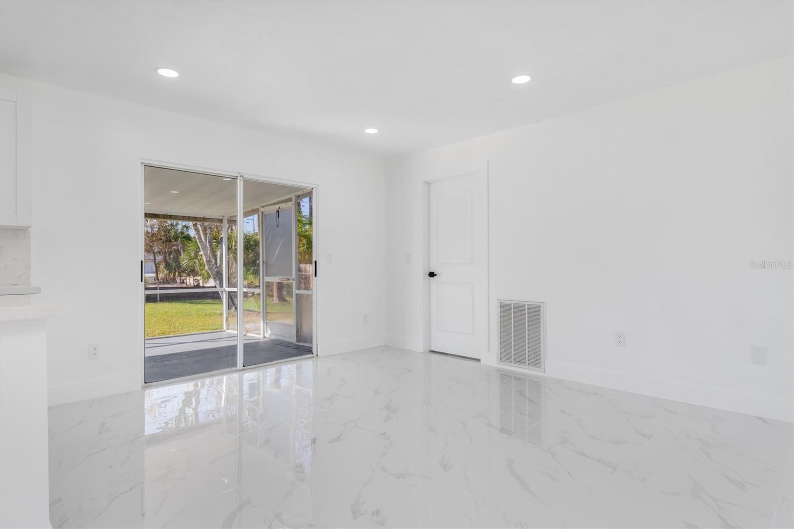 Listing photo id 5 for 18289 Eblis Avenue