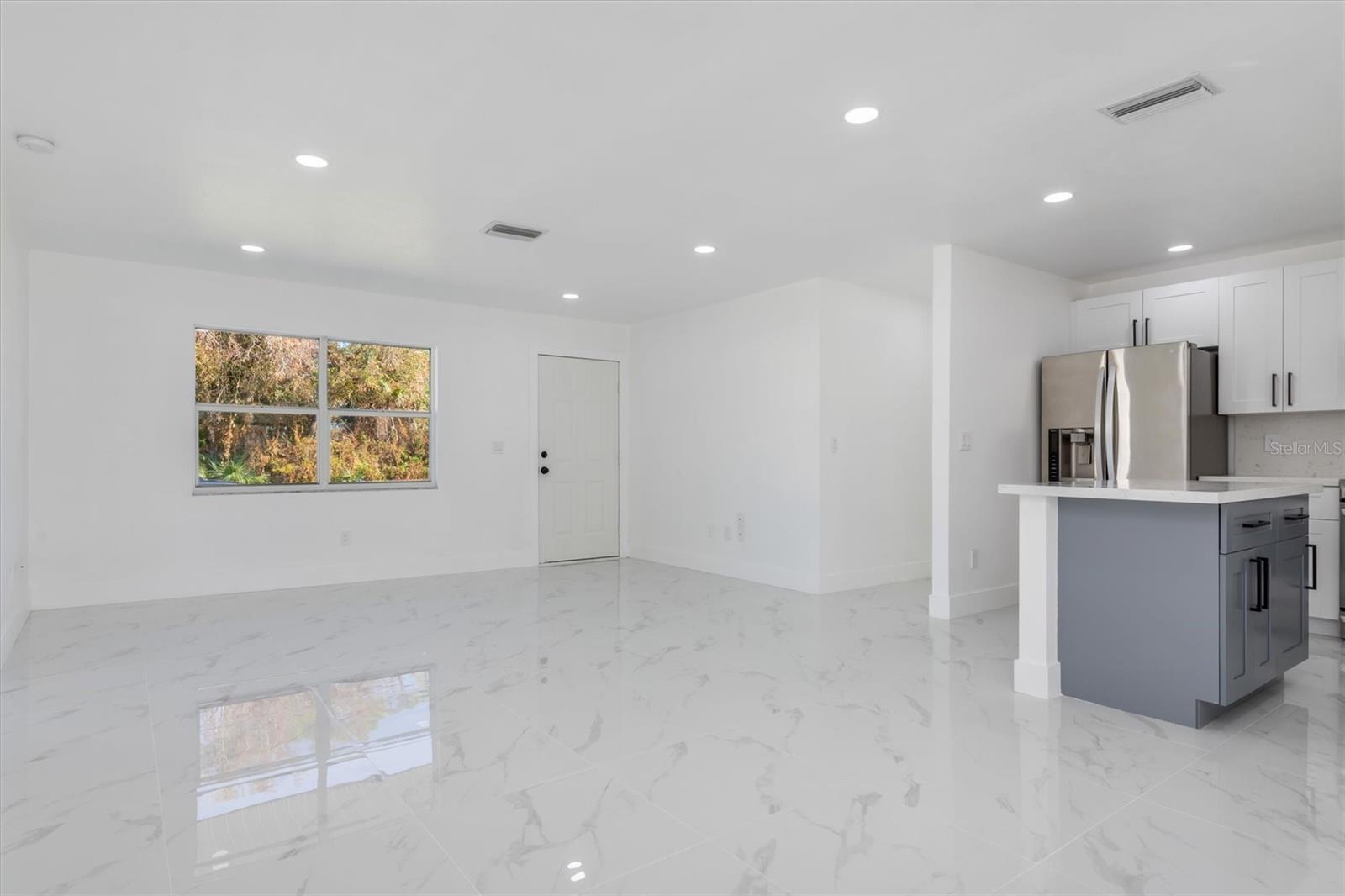 Listing photo id 6 for 18289 Eblis Avenue