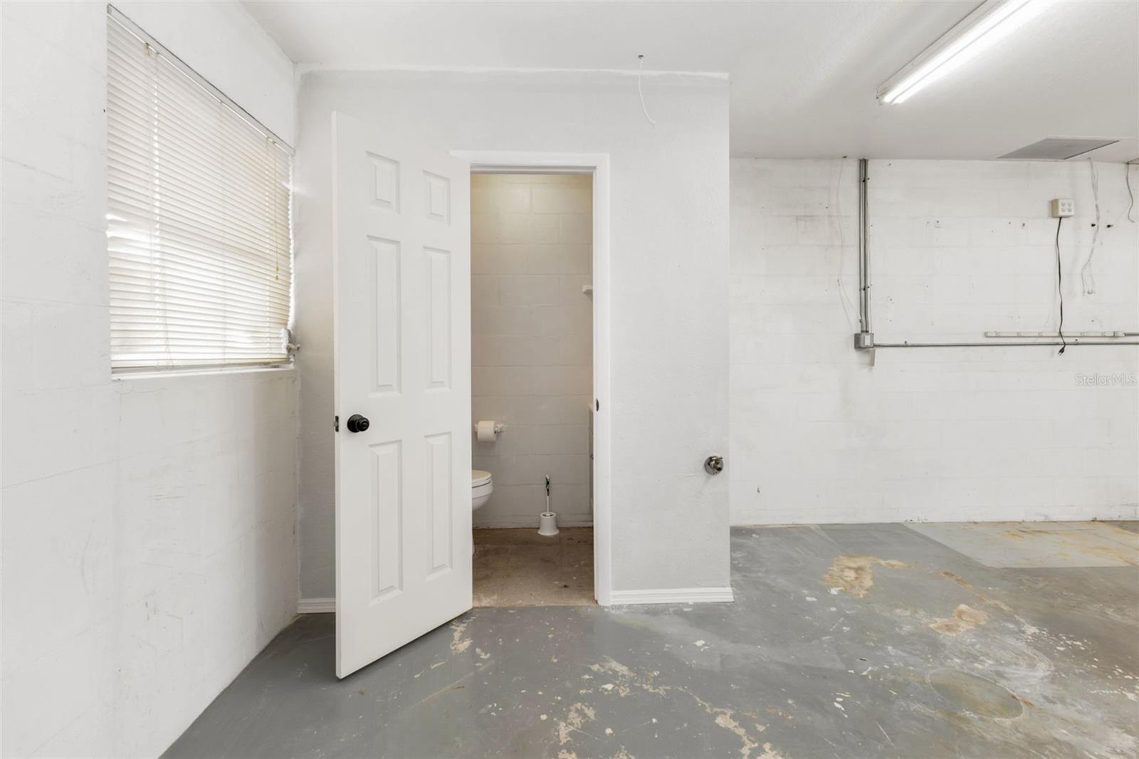 Image 21 of 29 For 23263 Harborview Rd