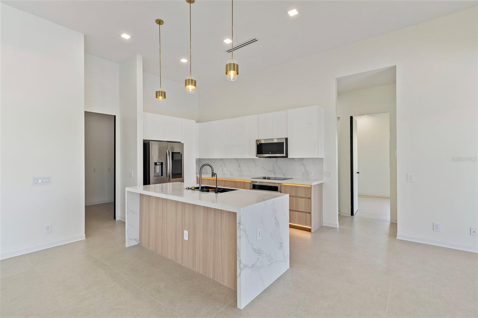 Image 43 of 71 For 15048 Hennipen Circle