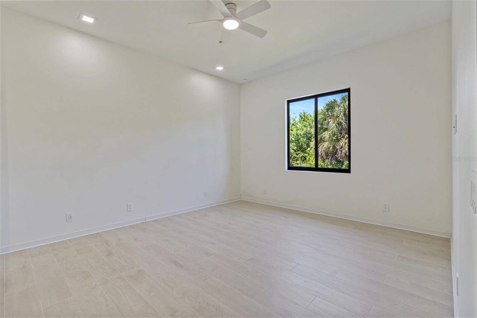 Image 8 of 71 For 15048 Hennipen Circle