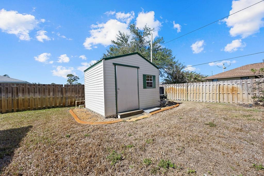 Listing photo id 28 for 1324 De Prie Road