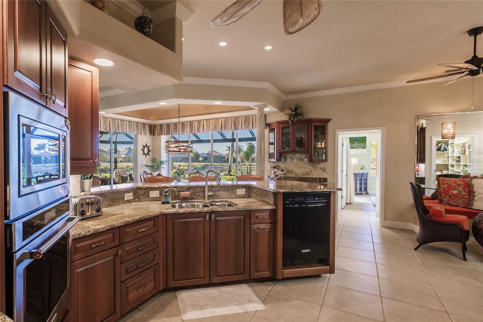 Listing photo id 16 for 3443 Kentia Palm Court