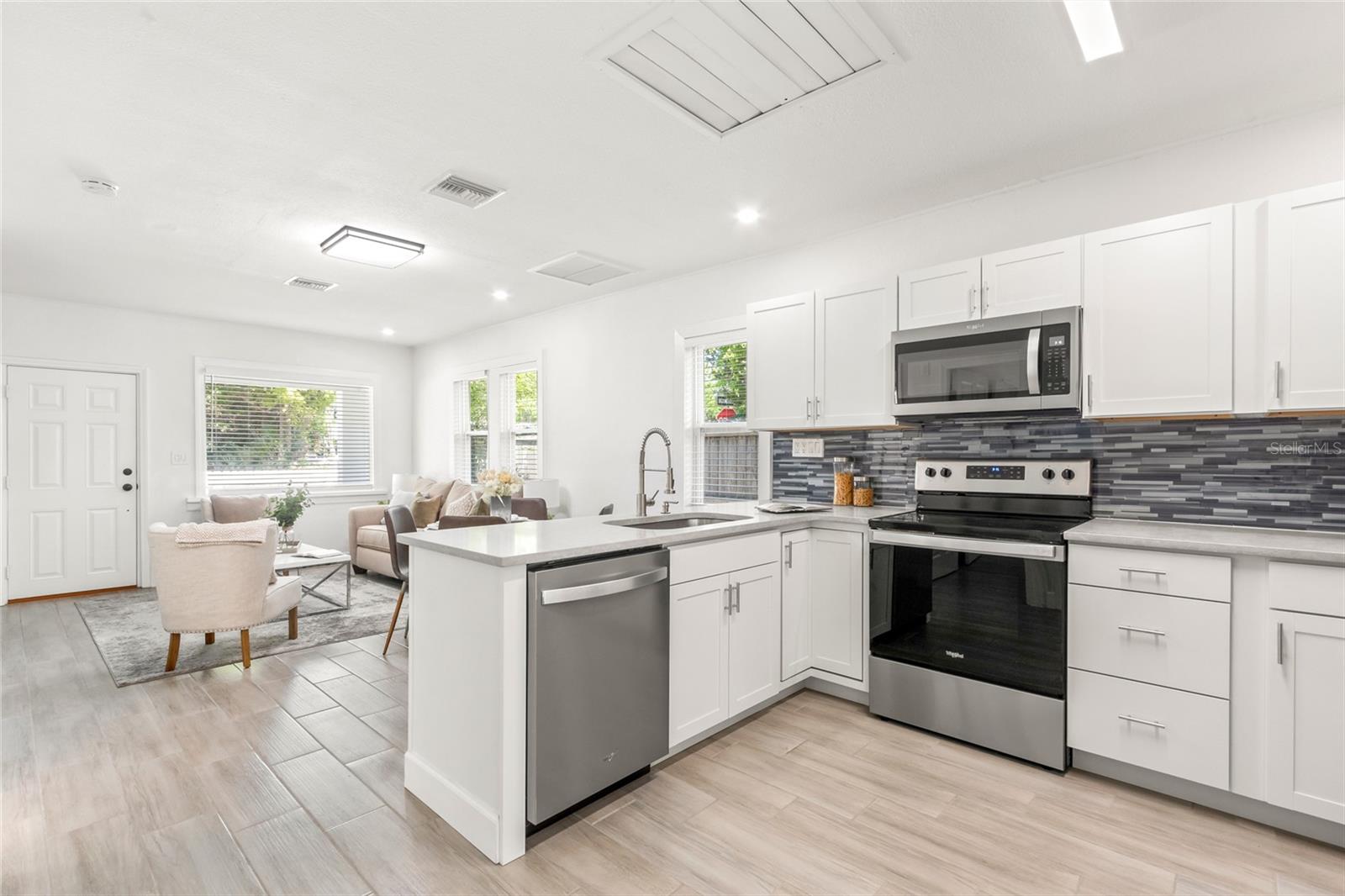 Image 17 of 49 For 925 Saint Johns Street