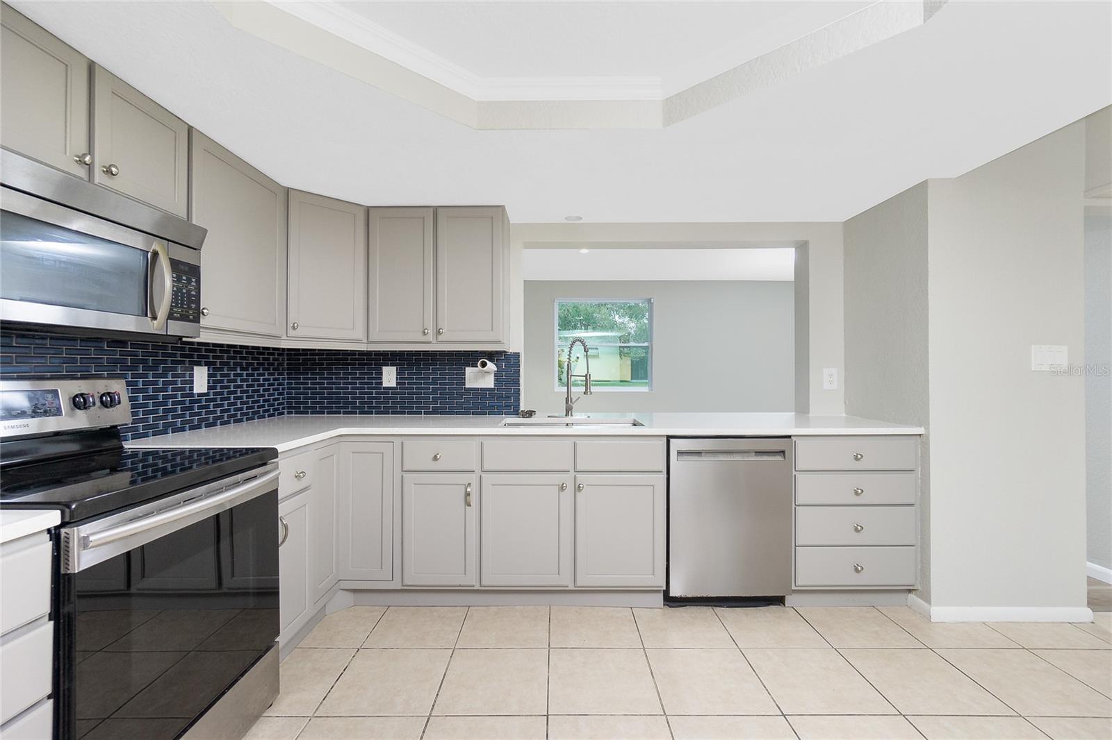 Image 15 of 49 For 1190 Victoria Ave Nw