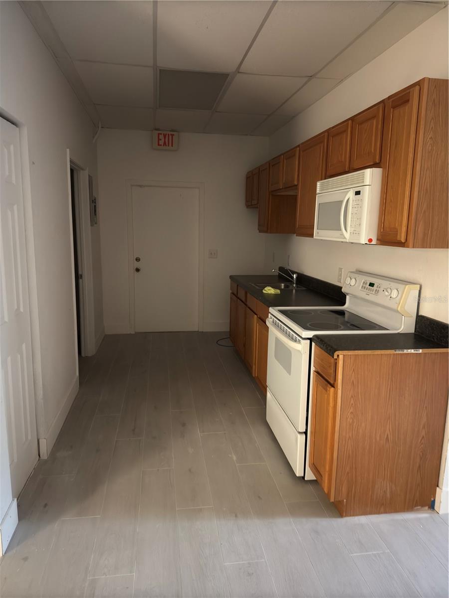 Image 7 of 15 For 17880 Toledo Blade Boulevard