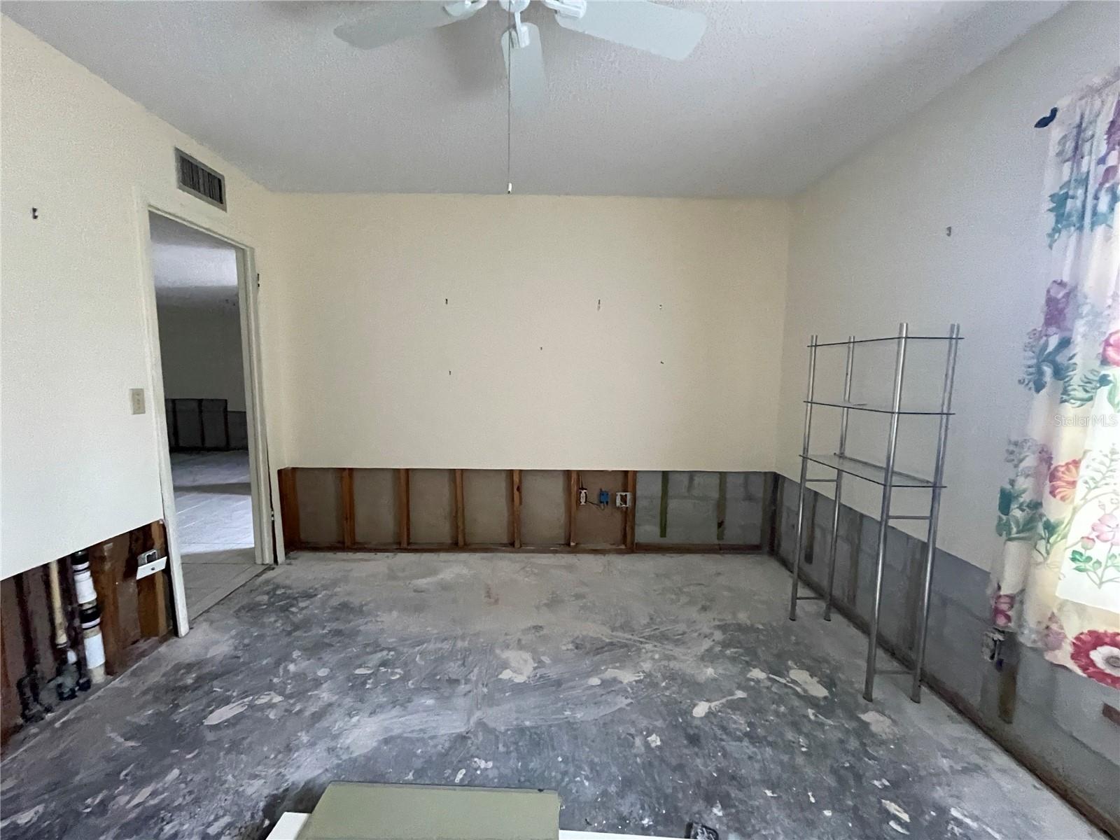 Image 41 of 75 For 22375 Edgewater Drive 151