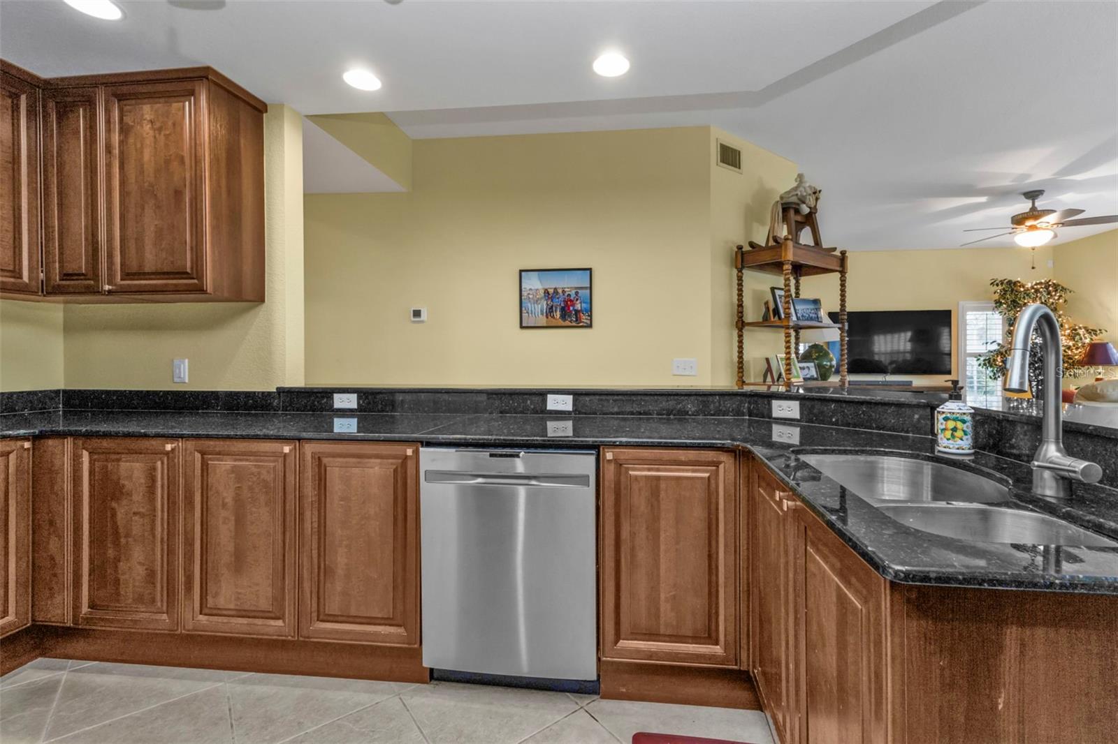 Image 6 of 51 For 3112 Club Drive 124