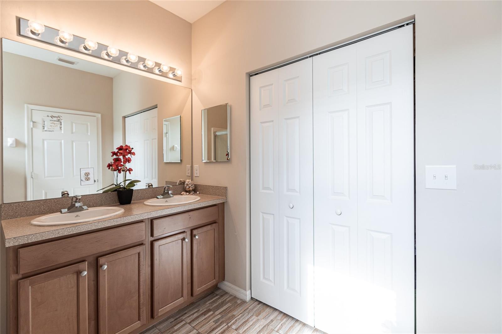 Image 19 of 47 For 24667 Rio Villa Lakes Circle