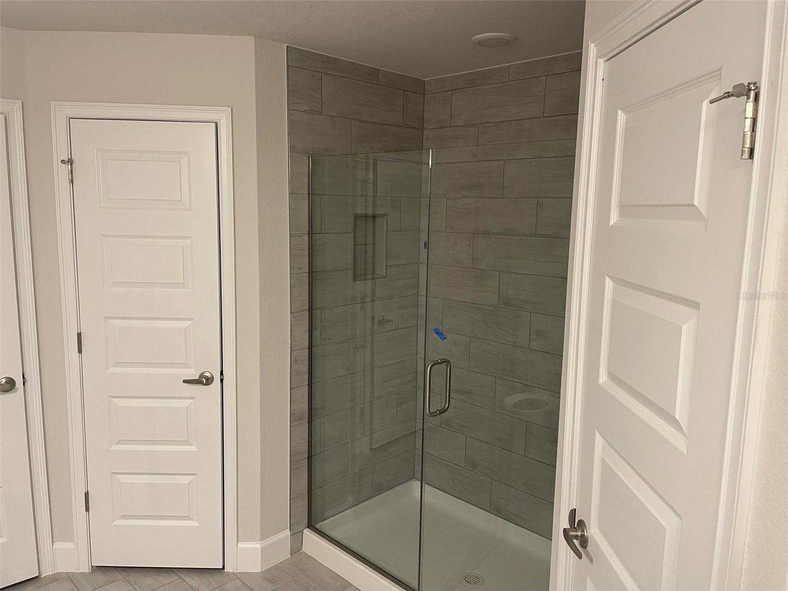 Image 6 of 9 For 17433 Edgewater Drive