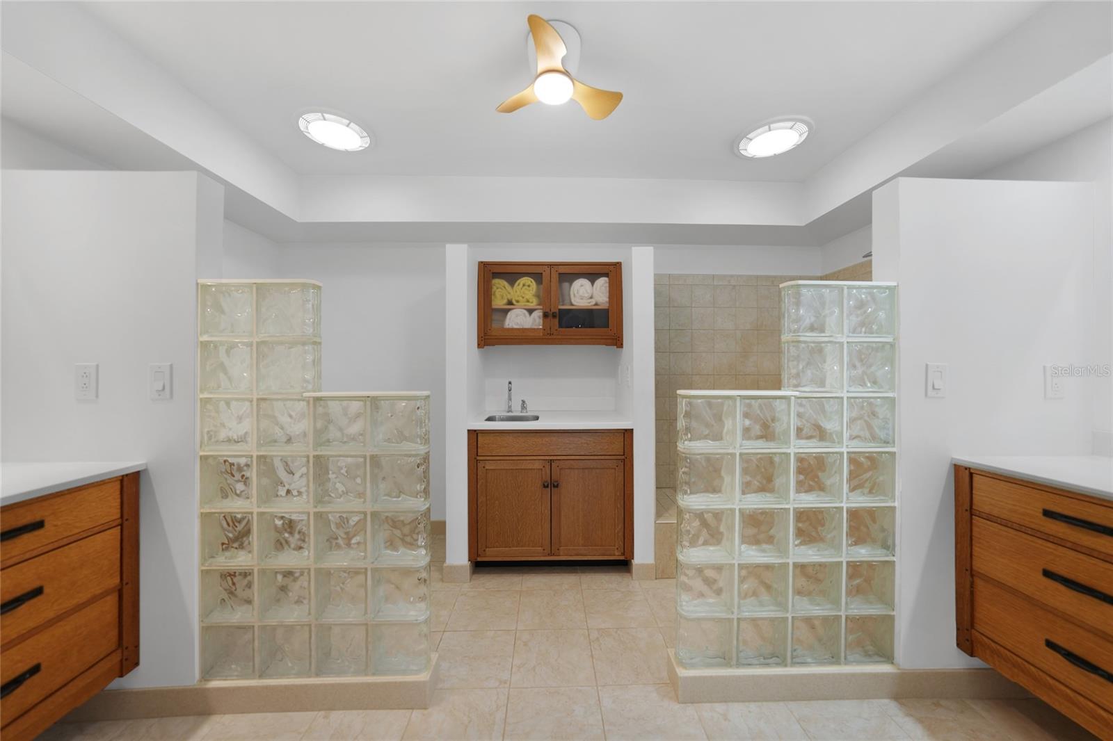 Image 18 of 38 For 1029 San Mateo Drive
