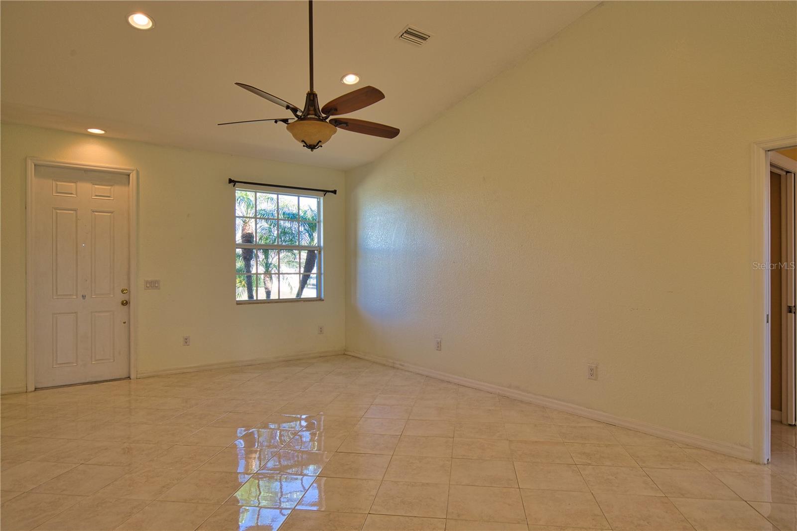 Image 13 of 46 For 1675 Blue Lake Circle