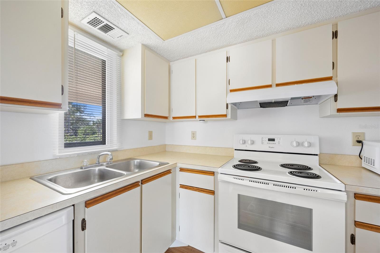 Image 12 of 32 For 19505 Quesada Avenue Ee204
