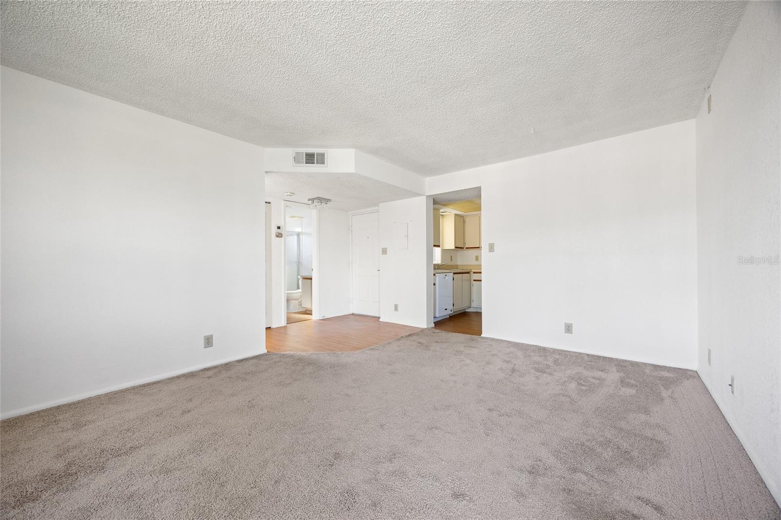 Image 6 of 32 For 19505 Quesada Avenue Ee204