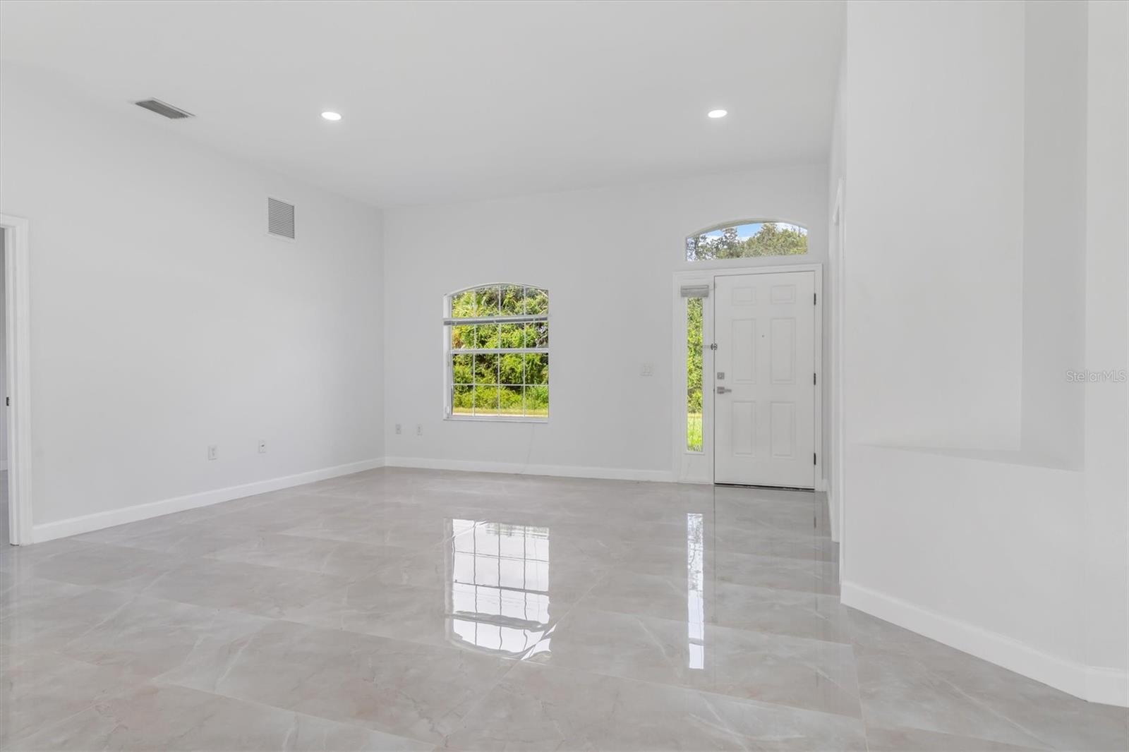 Image 11 of 49 For 5366 Dunsmuir Road