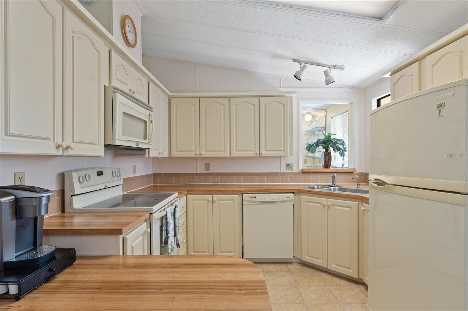 Image 11 of 84 For 229 Martinique Road