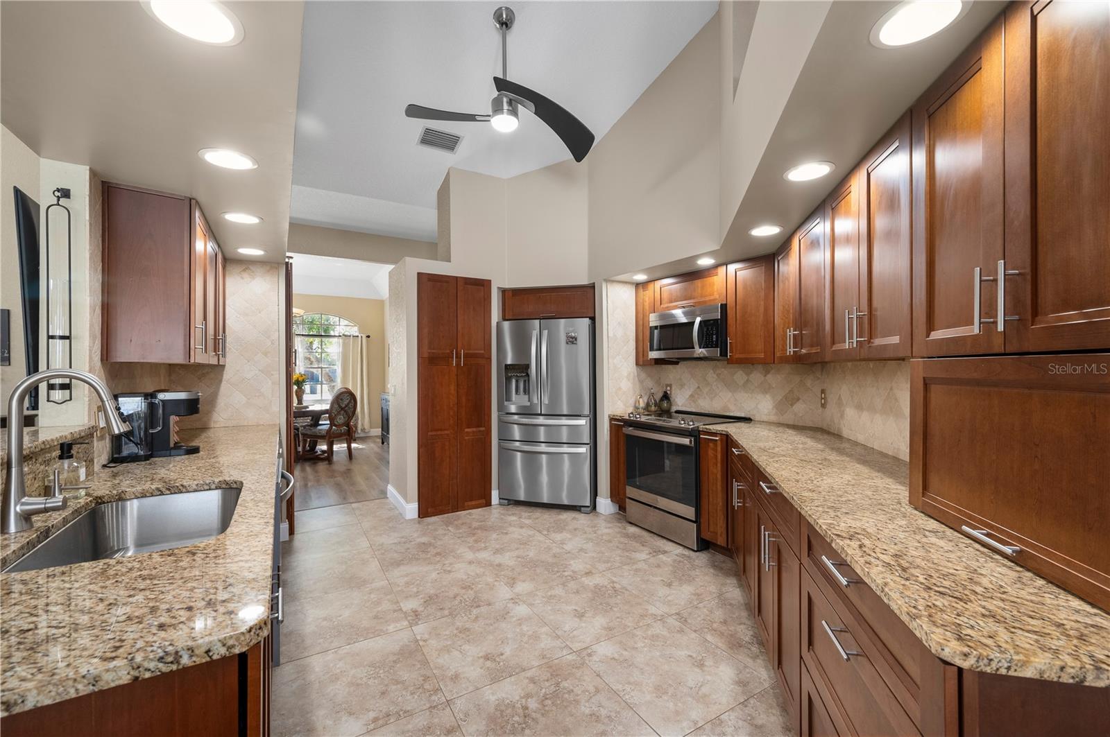 Image 16 of 50 For 12734 Pembroke Circle S