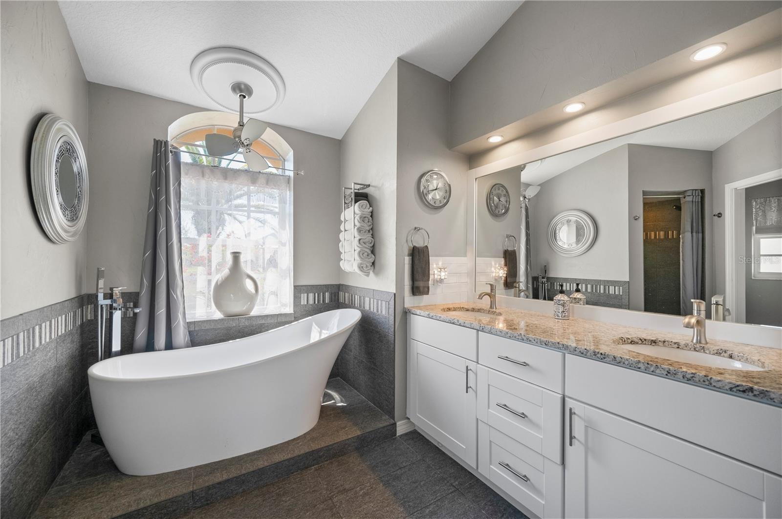 Image 23 of 50 For 12734 Pembroke Circle S