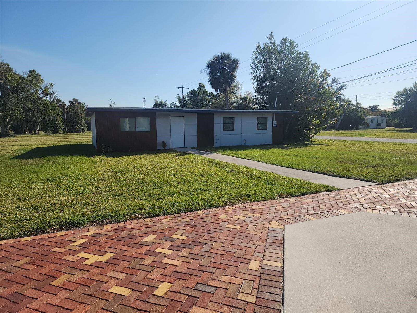Image 3 of 13 For 404 Hargreaves Avenue