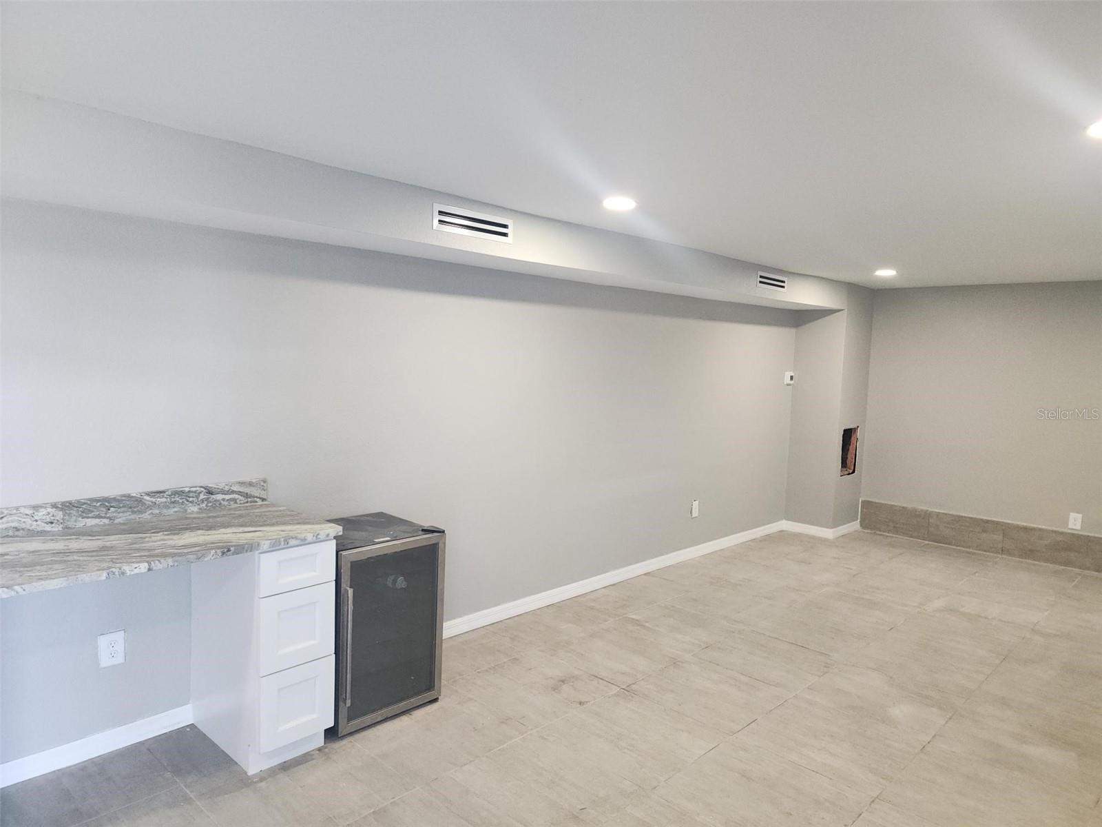 Image 7 of 13 For 404 Hargreaves Avenue