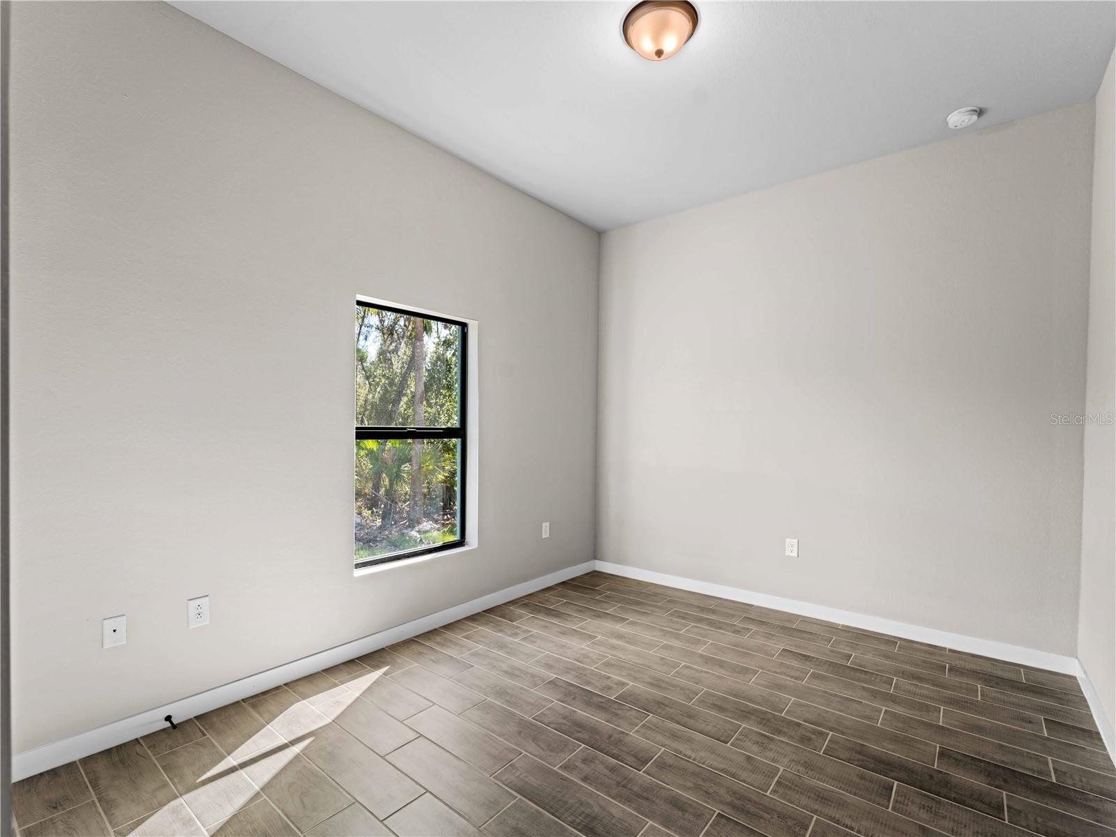 Image 21 of 50 For 17323 Elmwood Avenue