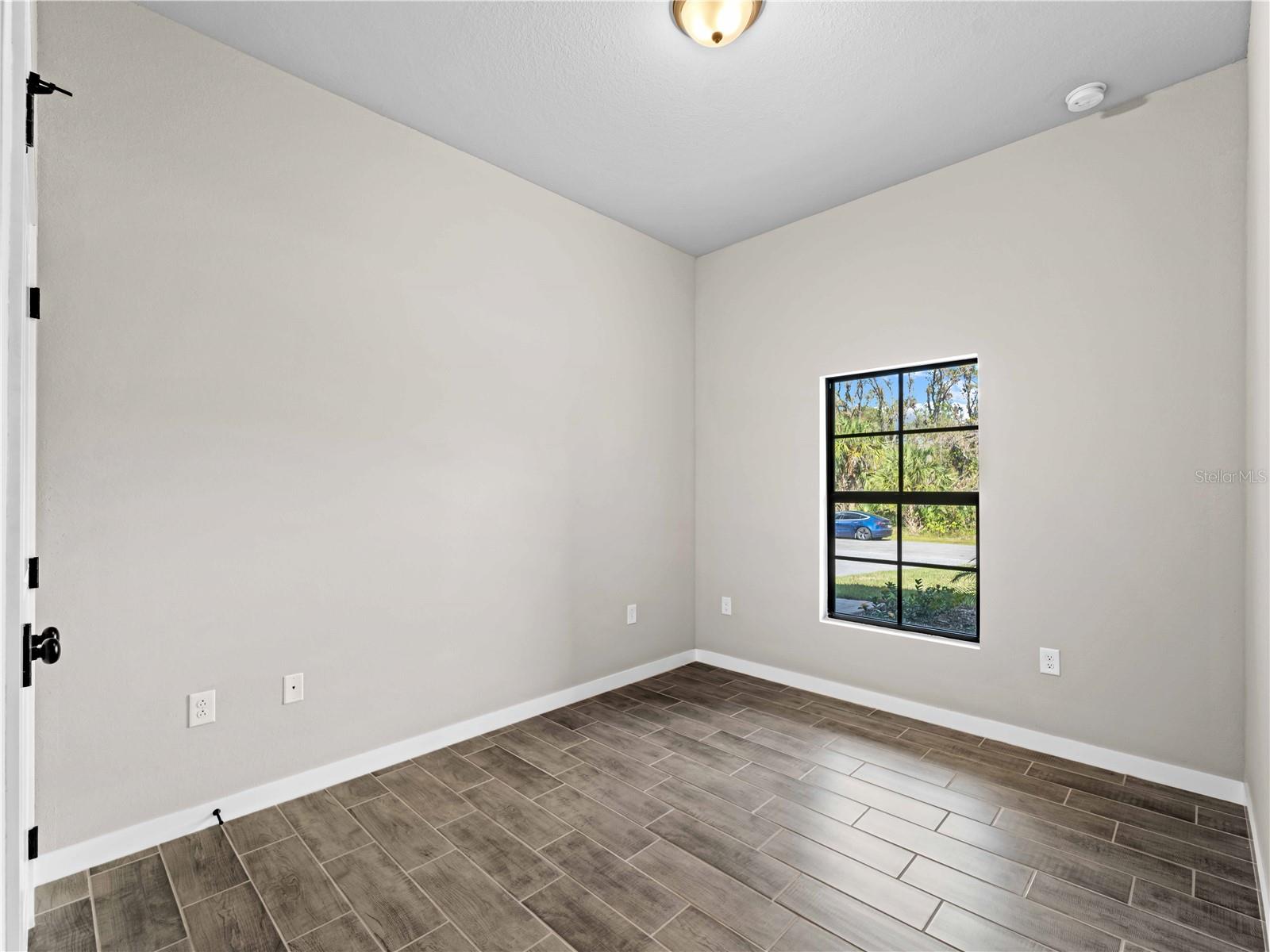 Image 23 of 50 For 17323 Elmwood Avenue