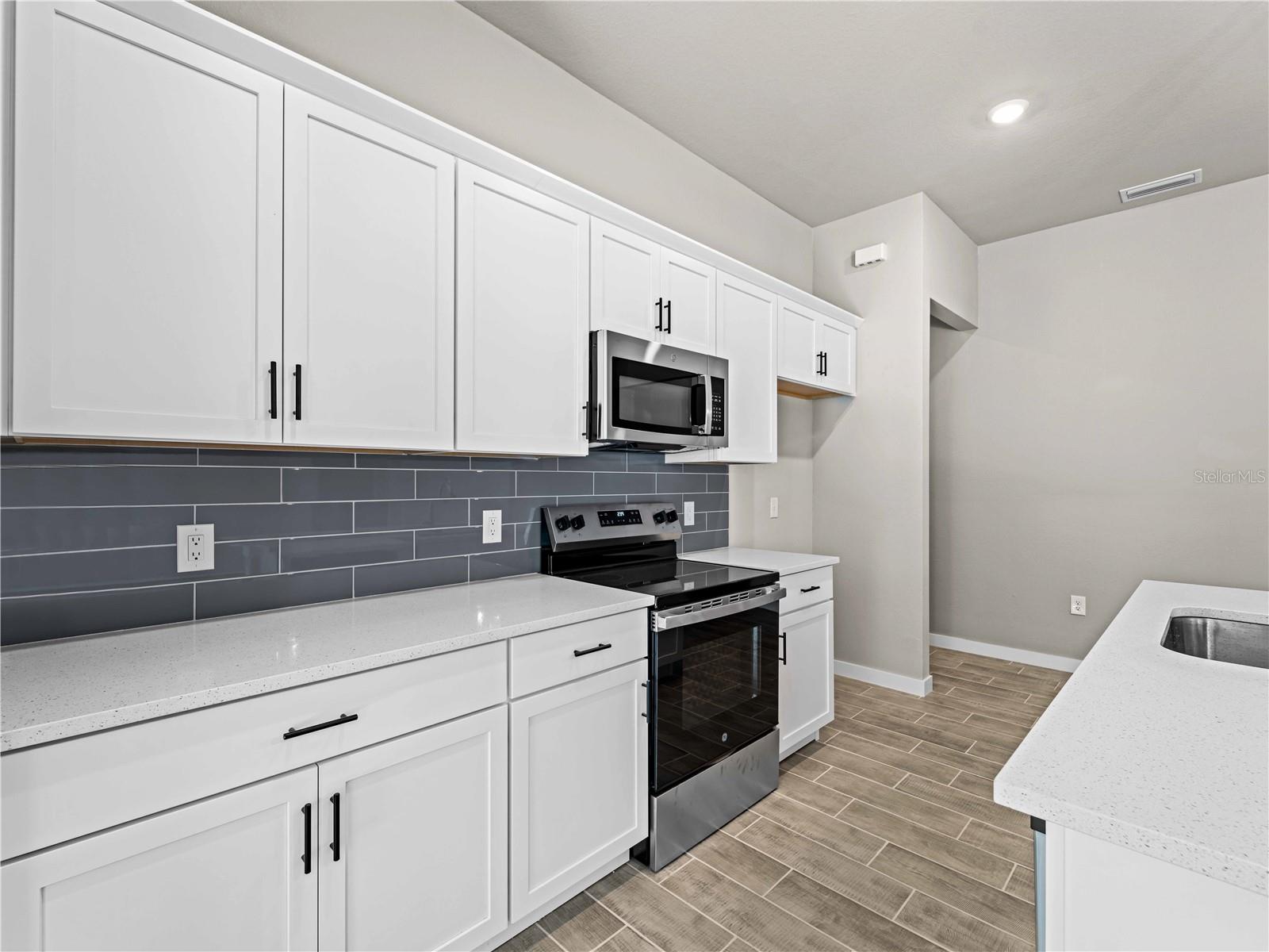 Image 6 of 50 For 17323 Elmwood Avenue