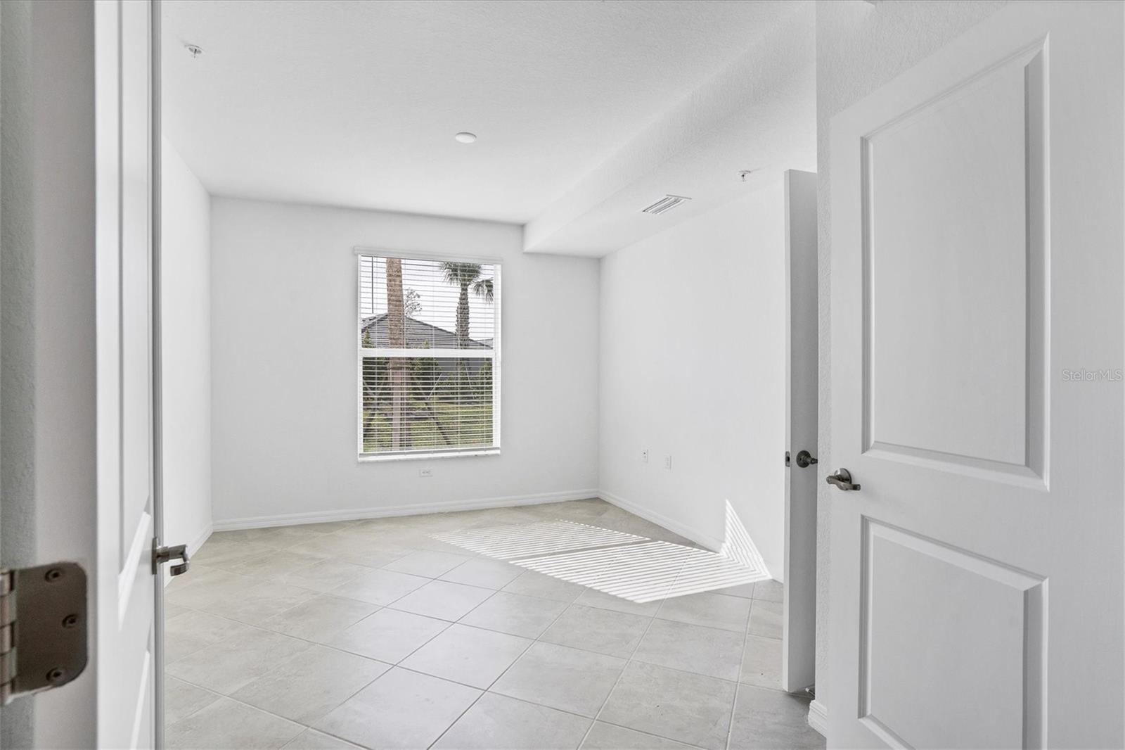 Image 18 of 76 For 14234 Heritage Landing Boulevard 1016