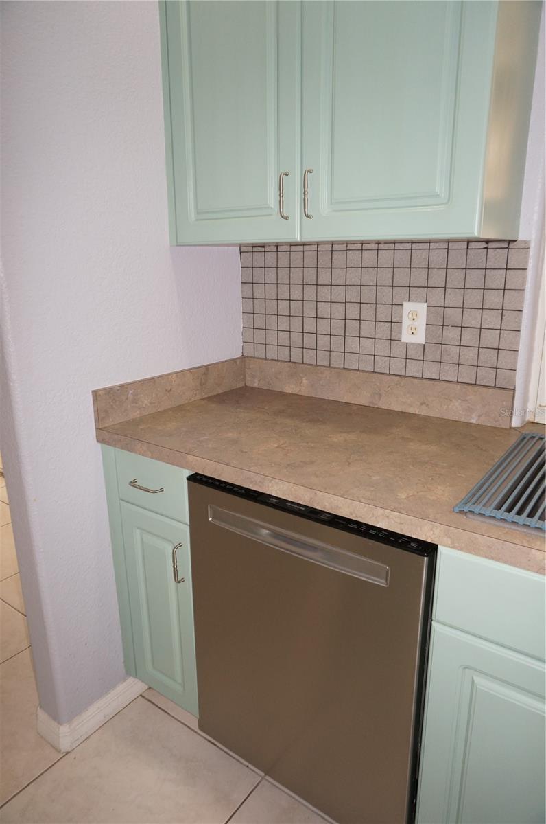 Image 12 of 53 For 594 Tarpon Boulevard Nw