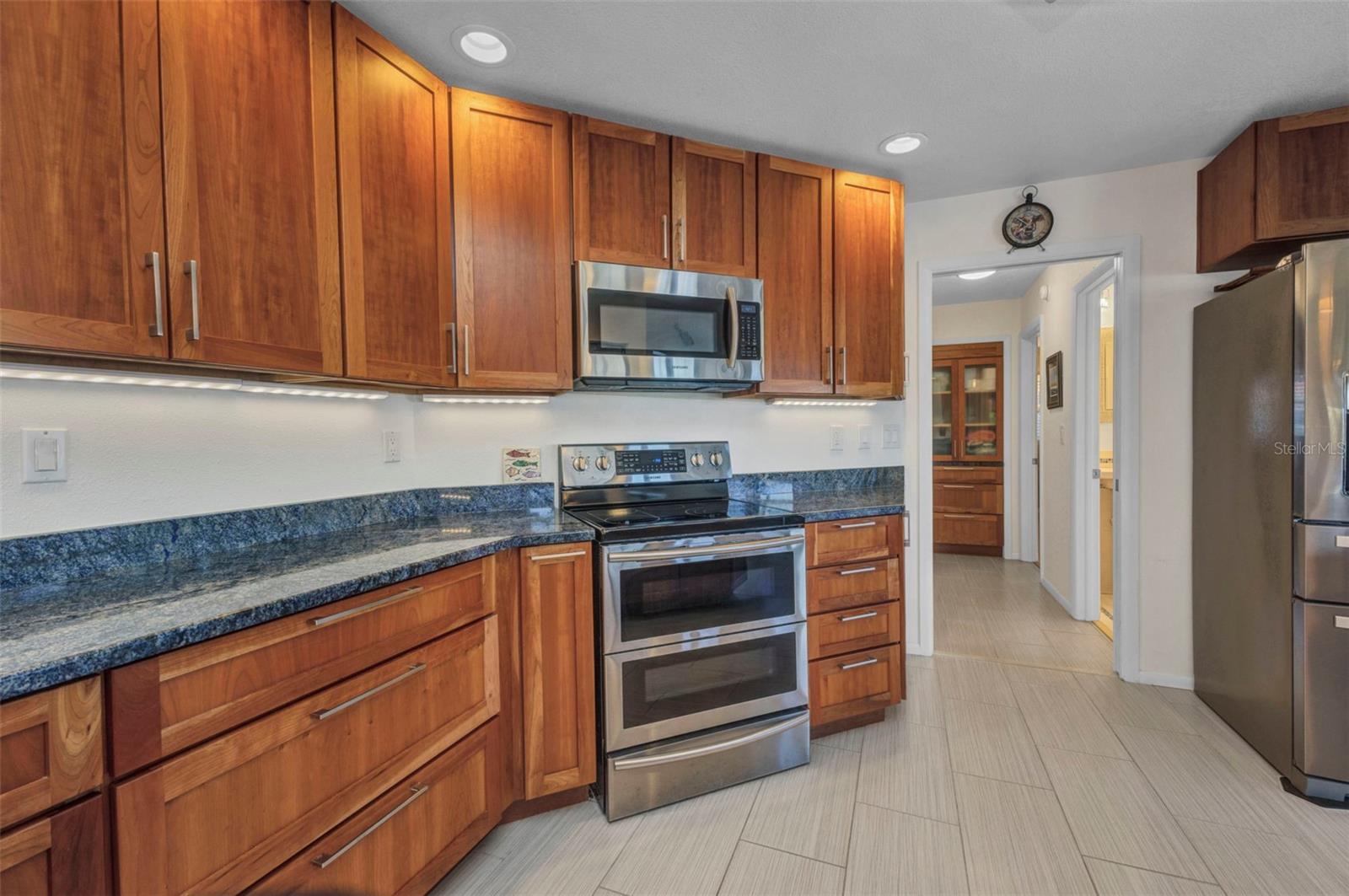 Image 11 of 45 For 122 Colonial Street Se