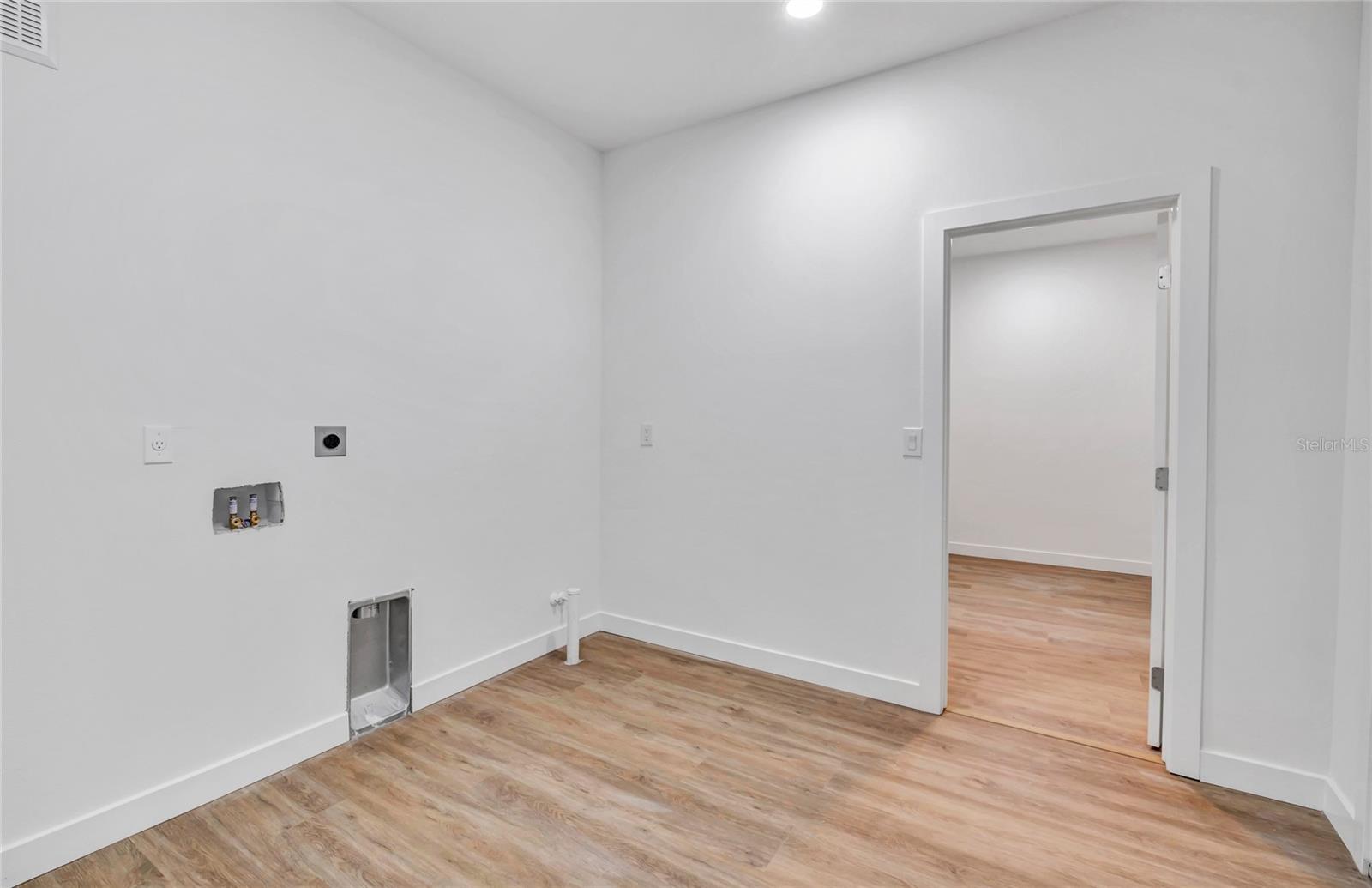 Image 18 of 49 For 551 Crandall Street Nw