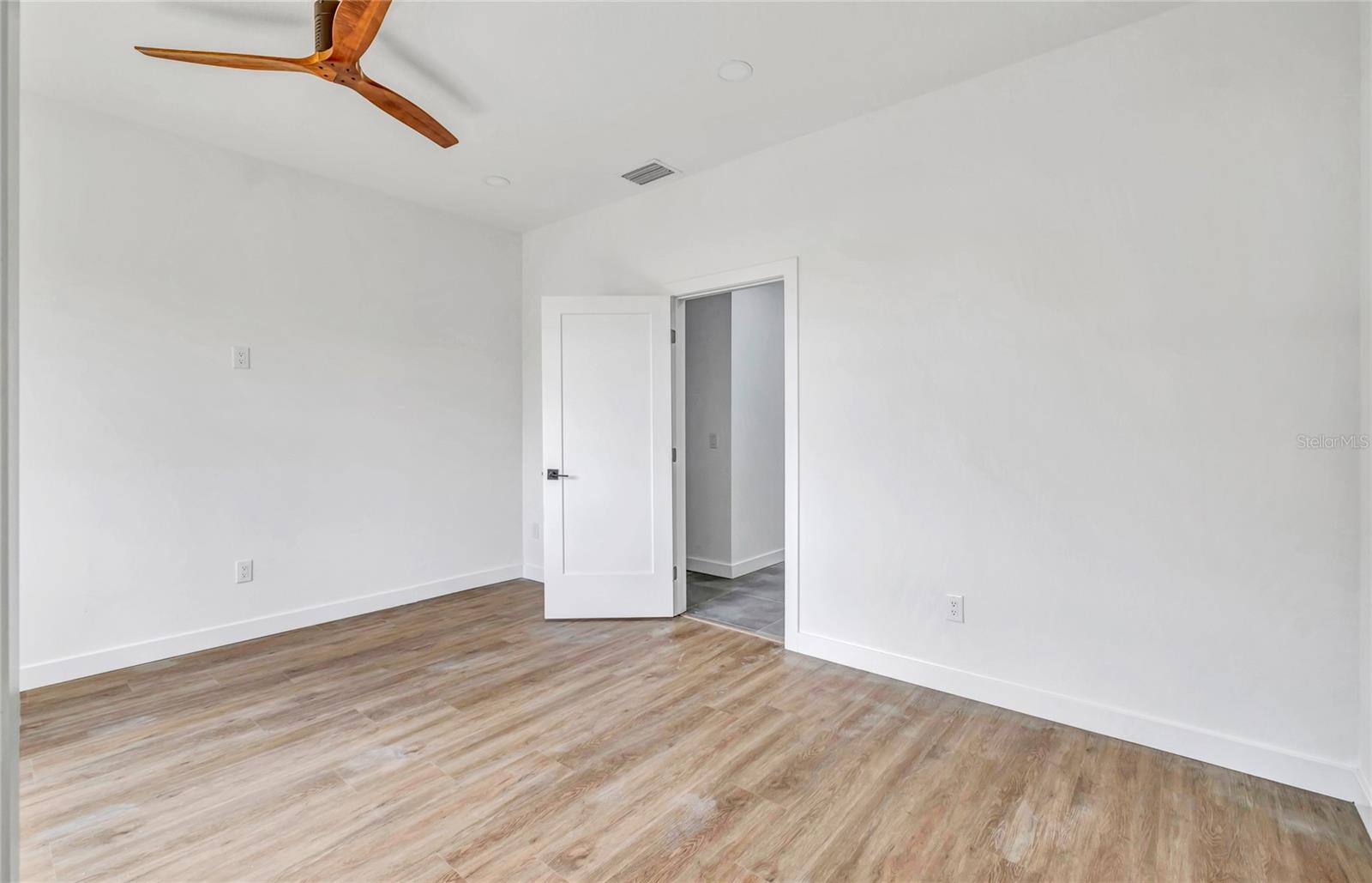 Image 33 of 49 For 551 Crandall Street Nw