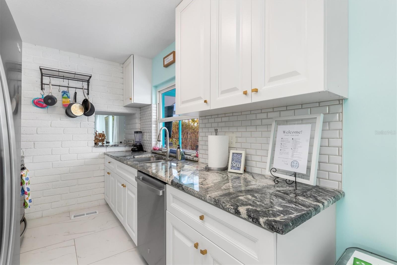 Image 13 of 59 For 1960 Marion Avenue