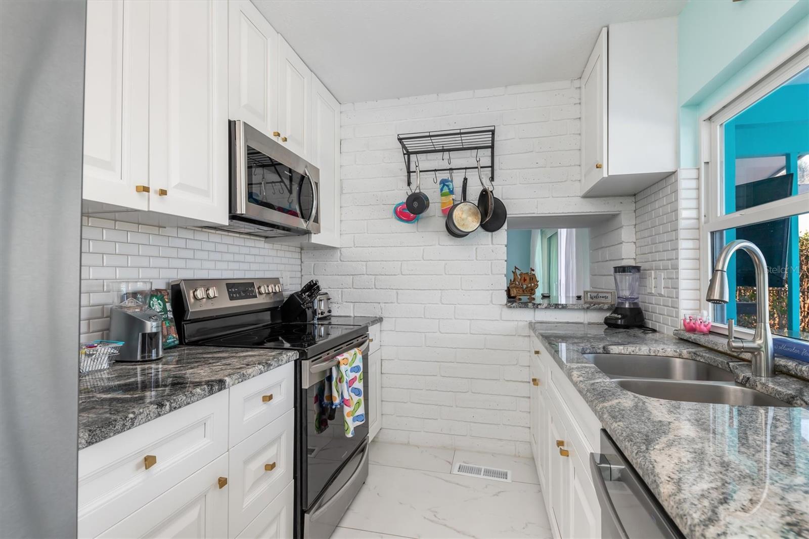 Image 14 of 59 For 1960 Marion Avenue