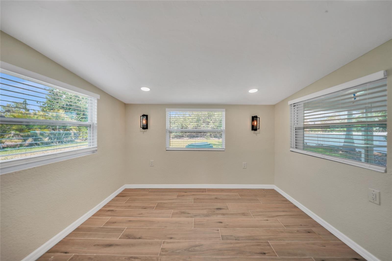 Image 11 of 29 For 654 Aqui Esta Drive