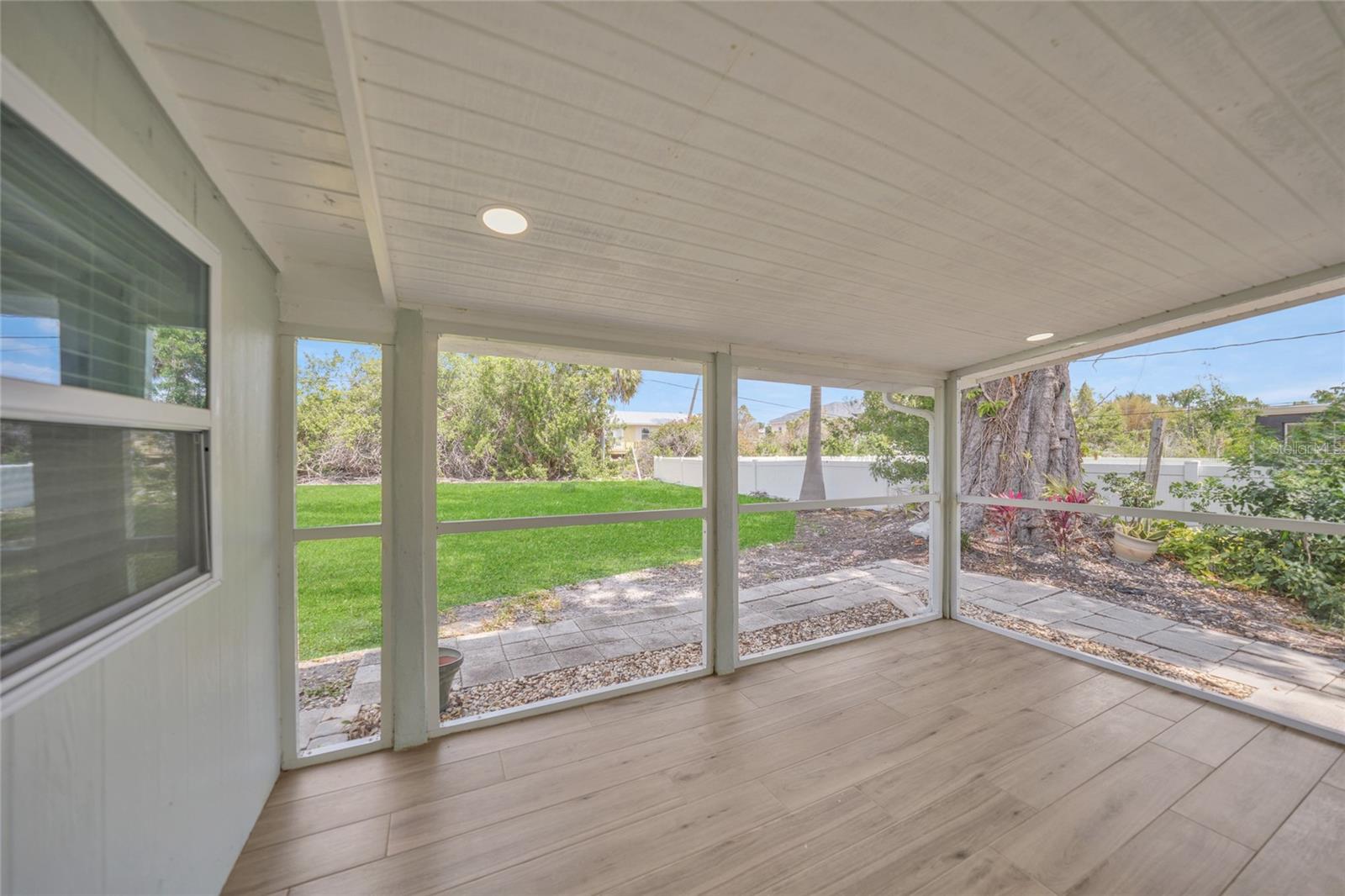 Image 21 of 29 For 654 Aqui Esta Drive