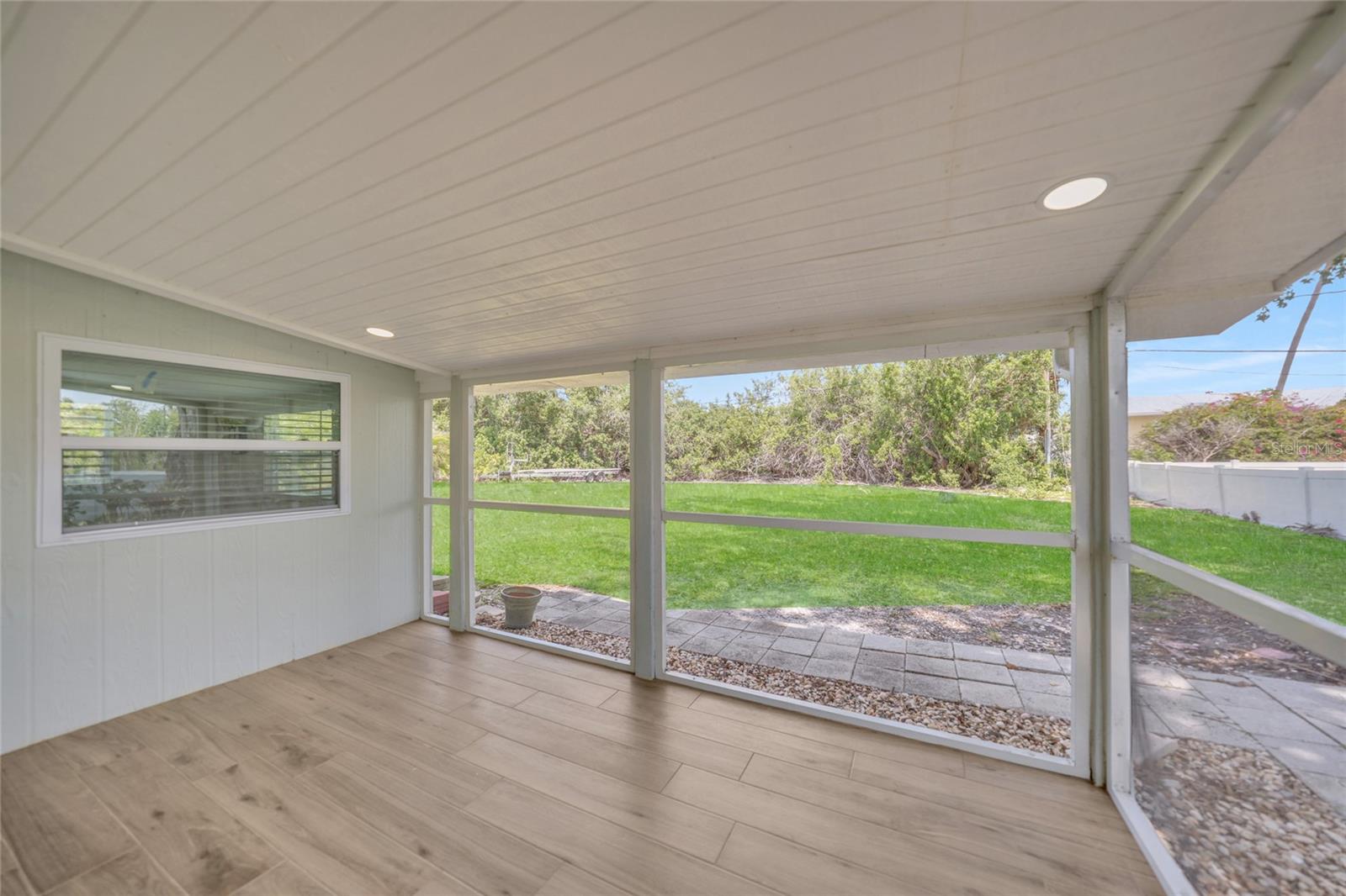 Image 22 of 29 For 654 Aqui Esta Drive