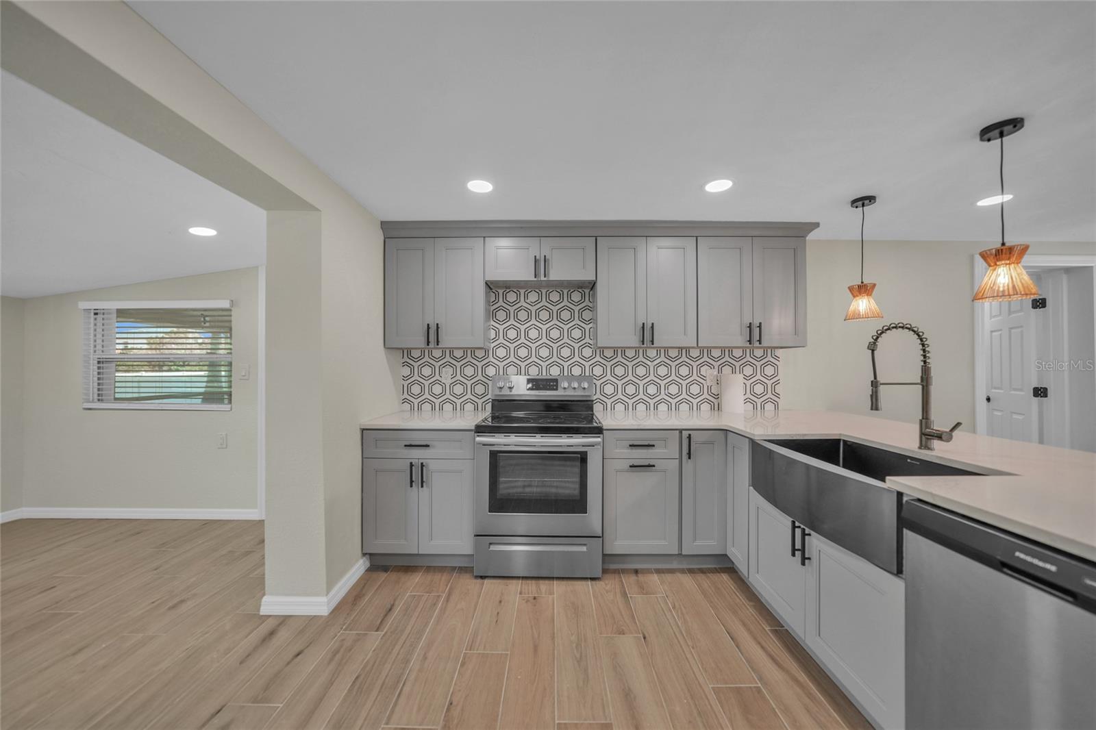 Image 7 of 29 For 654 Aqui Esta Drive