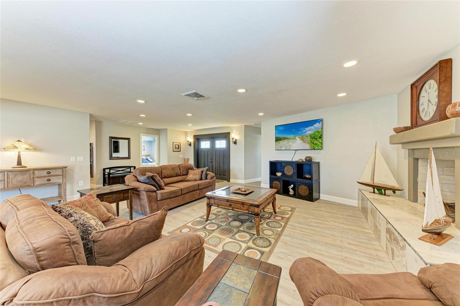 Image 11 of 52 For 200 Capri Isles Court