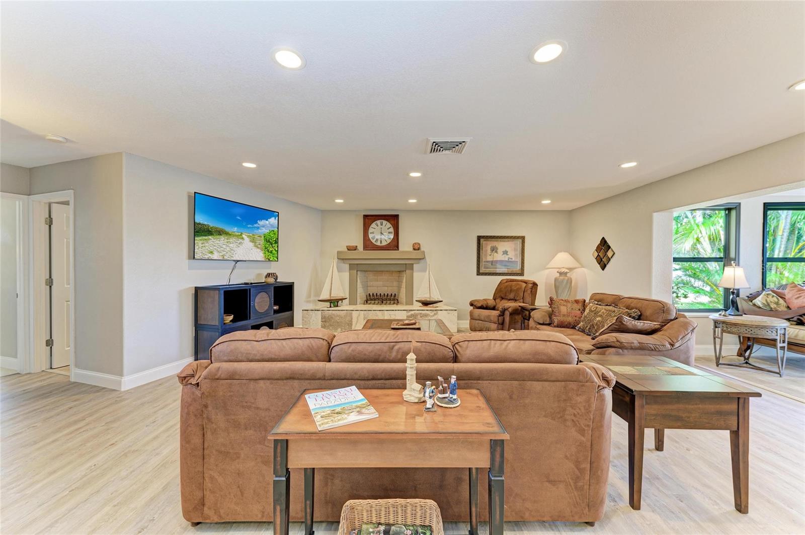 Image 9 of 52 For 200 Capri Isles Court