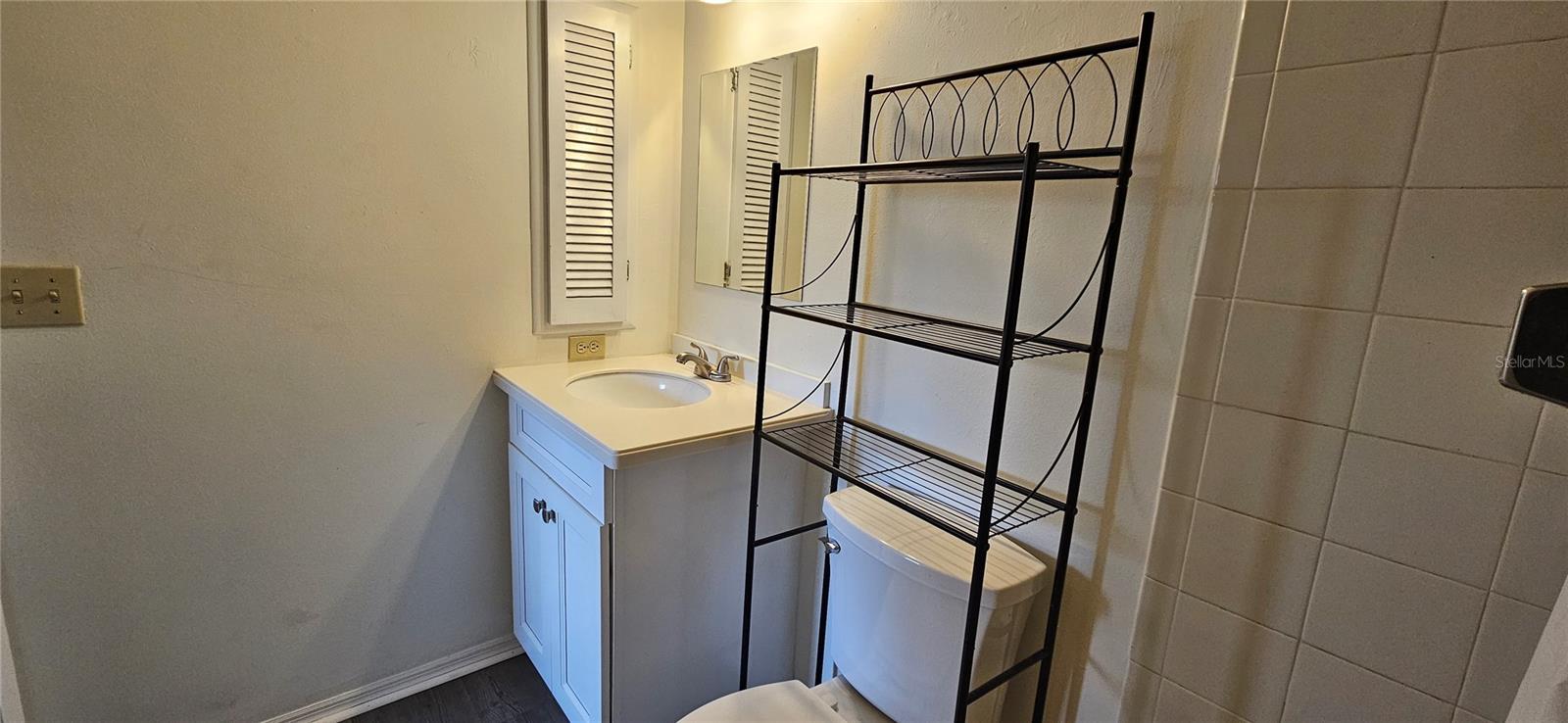 Image 13 of 19 For 4904 Vincennes Court 209