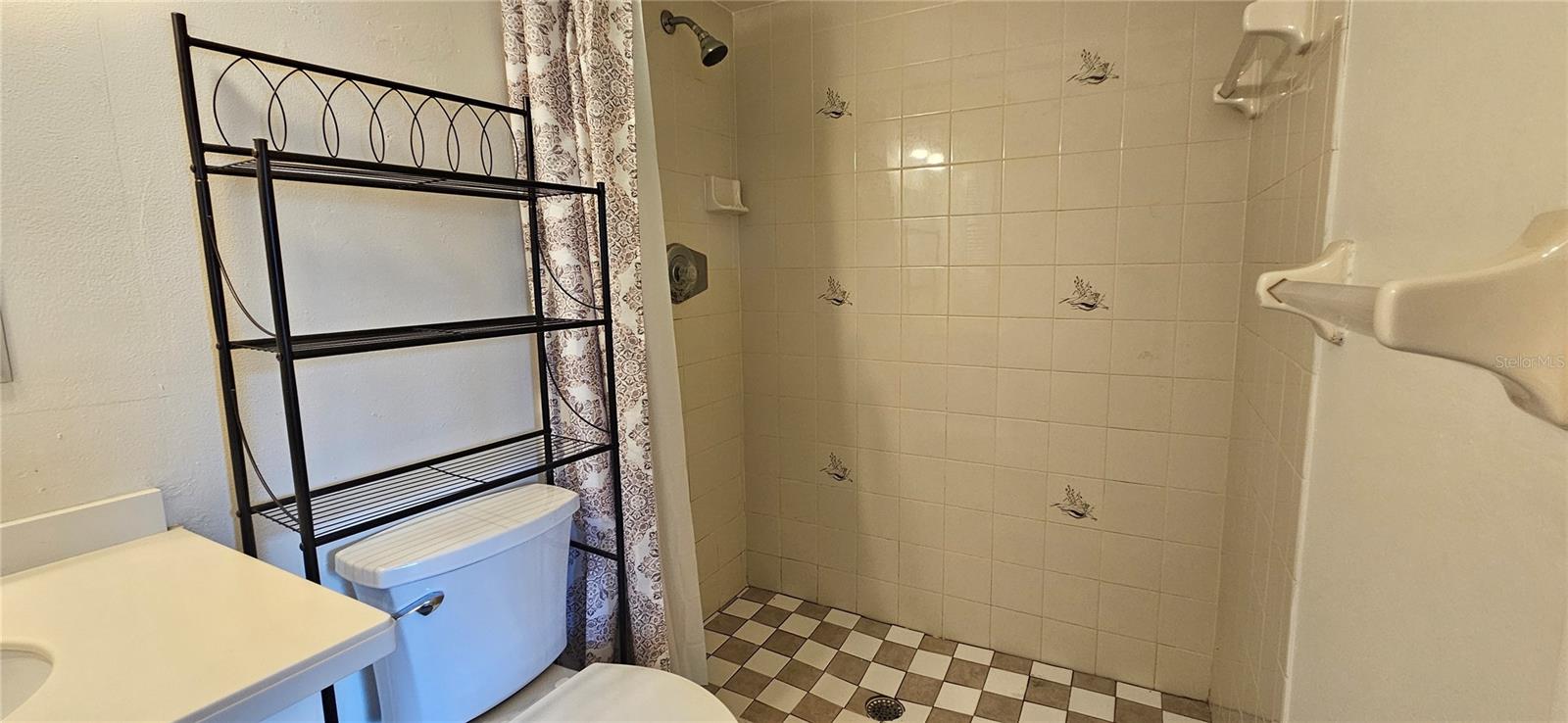 Image 14 of 19 For 4904 Vincennes Court 209