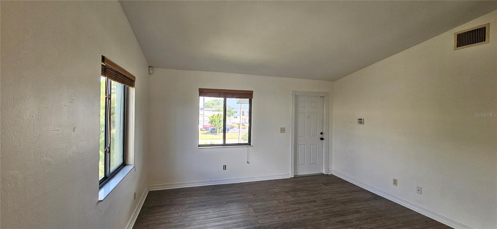 Image 5 of 19 For 4904 Vincennes Court 209